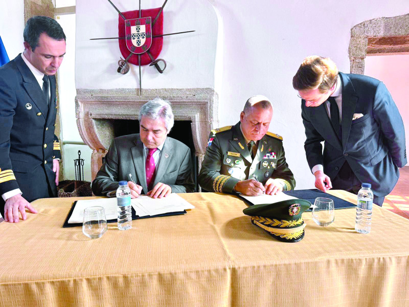 Ministros de Defensa cierran la compra de cuatro buques