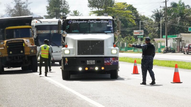 Digesett retiene vehículos pesados en mal estado durante operativo en la autopista Duarte
