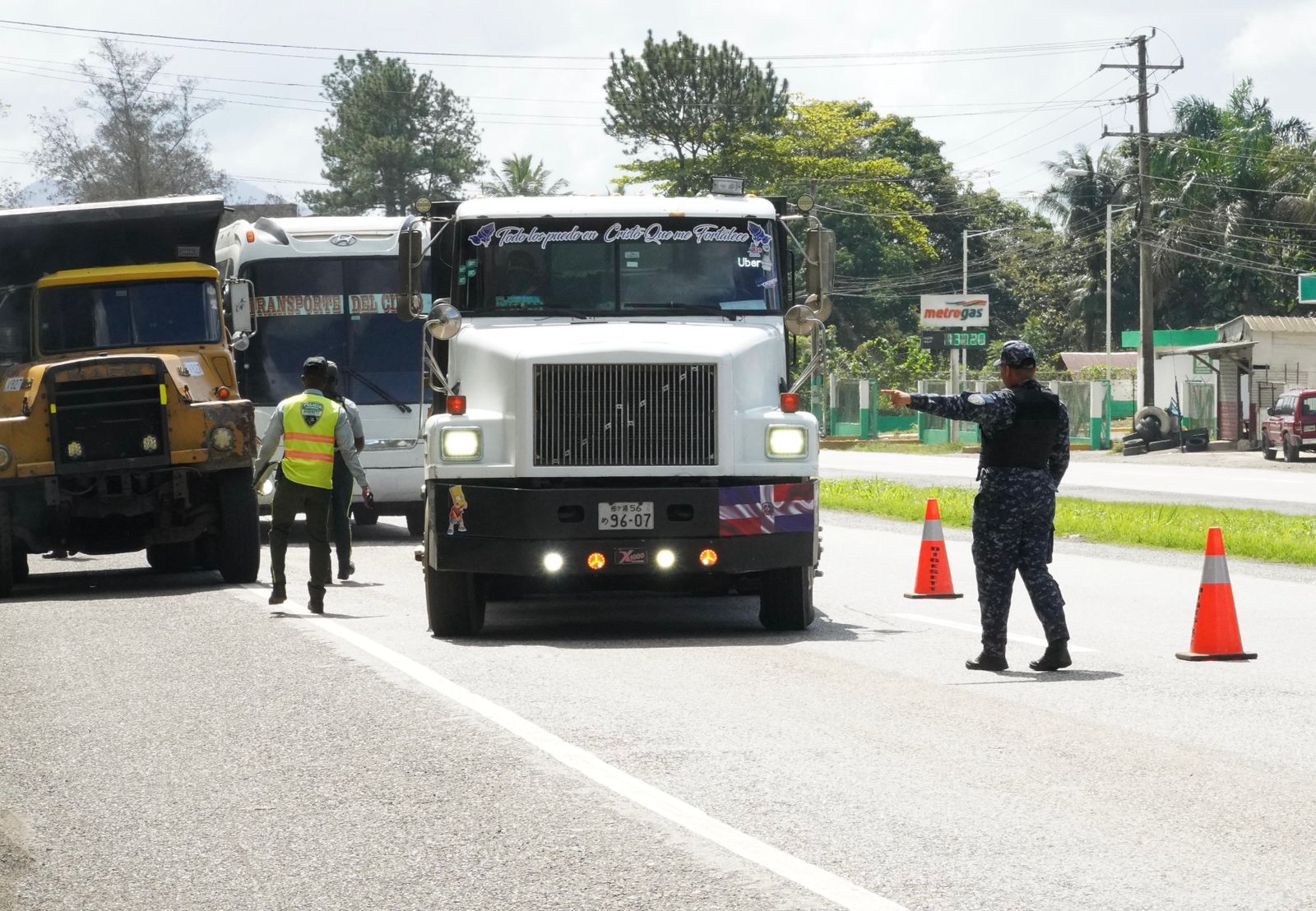 Digesett retiene vehículos pesados en mal estado durante operativo en la autopista Duarte
