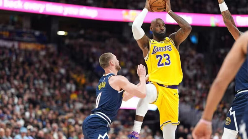 LeBron James iguala récord de partidos jugados en la NBA y Doncic anota 60 puntos