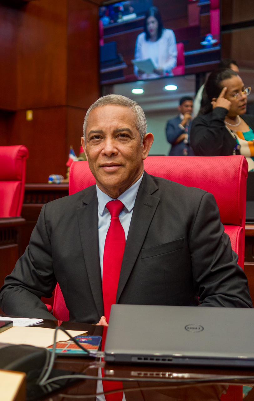 Franklin Romero figura entre los senadores mejor valorados según firma encuestadora Sondeos