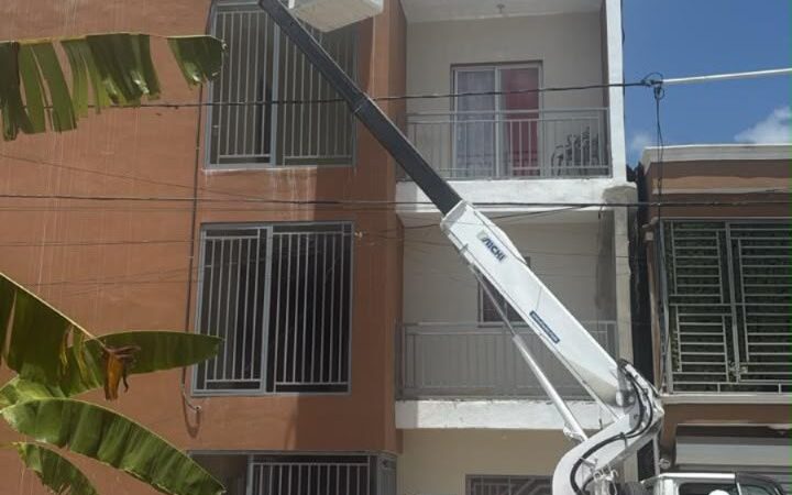EDEESTE desmantela por tercera ocasión conexión irregular en edificio del sector Los Sotos, Higüey